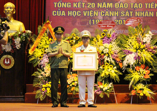 Bộ trưởng Tô Lâm trao Bằng khen của Thủ tướng Chính phủ cho Học viện CSND vì đã có thành tích đào tạo, phát triển nguồn nhân lực trong CAND góp phần vào sự nghiệp xây dựng chủ nghĩa xã hội và bảo vệ Tổ quốc.